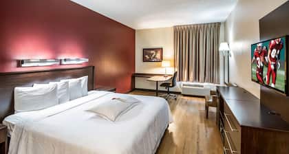 Red Roof Inn PLUS+ Long Island - Garden City