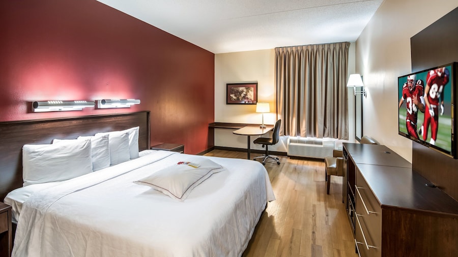 Red Roof Inn PLUS+ Long Island - Garden City