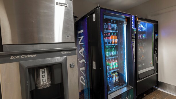 Una hilera de máquinas expendedoras con diversas opciones de bebidas.