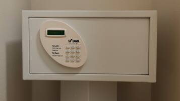 A safesystem with a digital keypad and instructions for locking and unlocking.