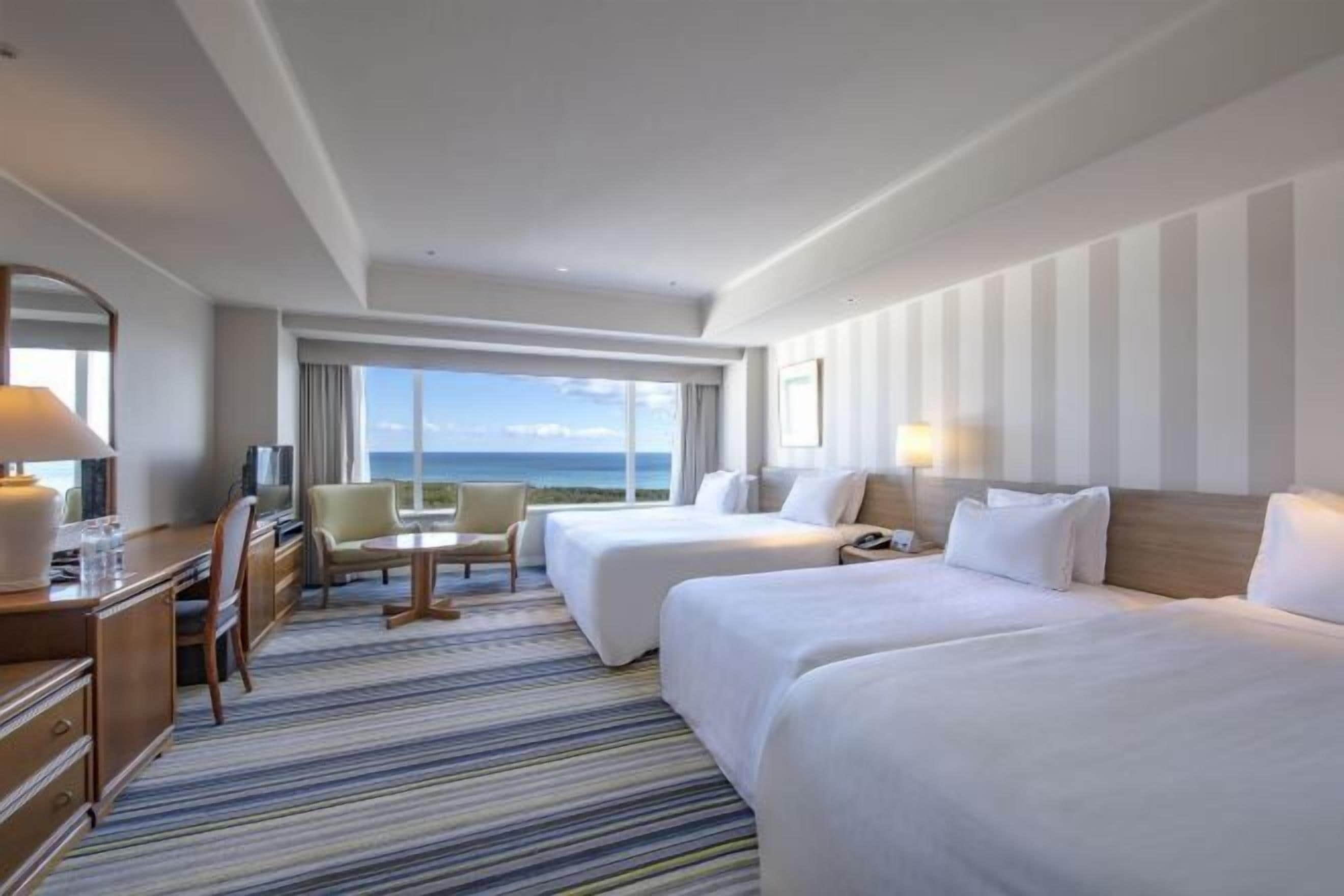 Caja de seguridad en la habitación y tabla de planchar con plancha 