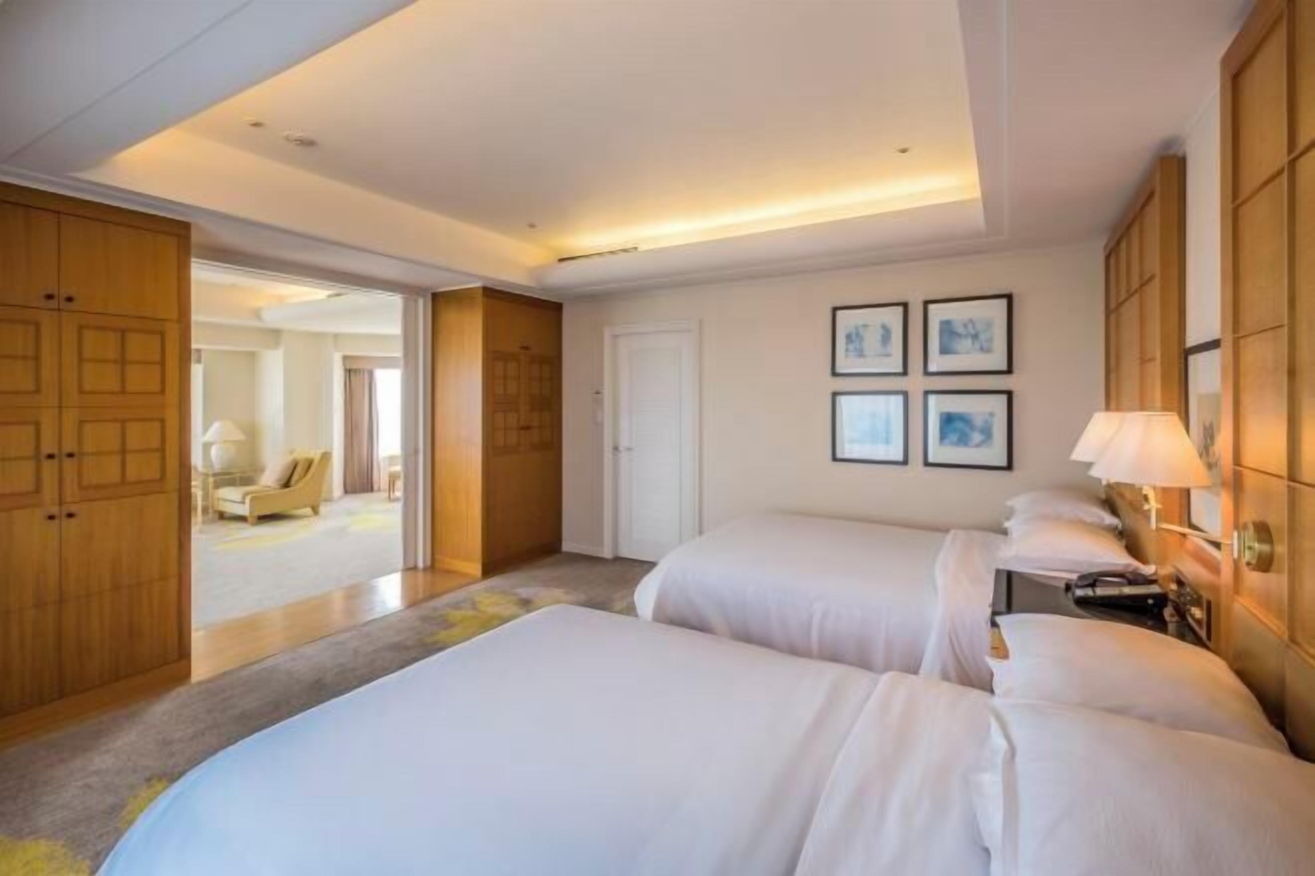 Caja de seguridad en la habitación y tabla de planchar con plancha 