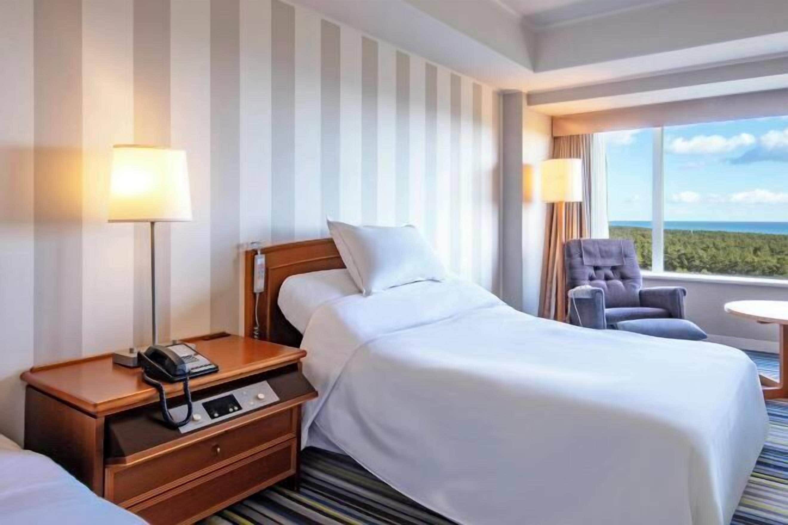 Caja de seguridad en la habitación y tabla de planchar con plancha 