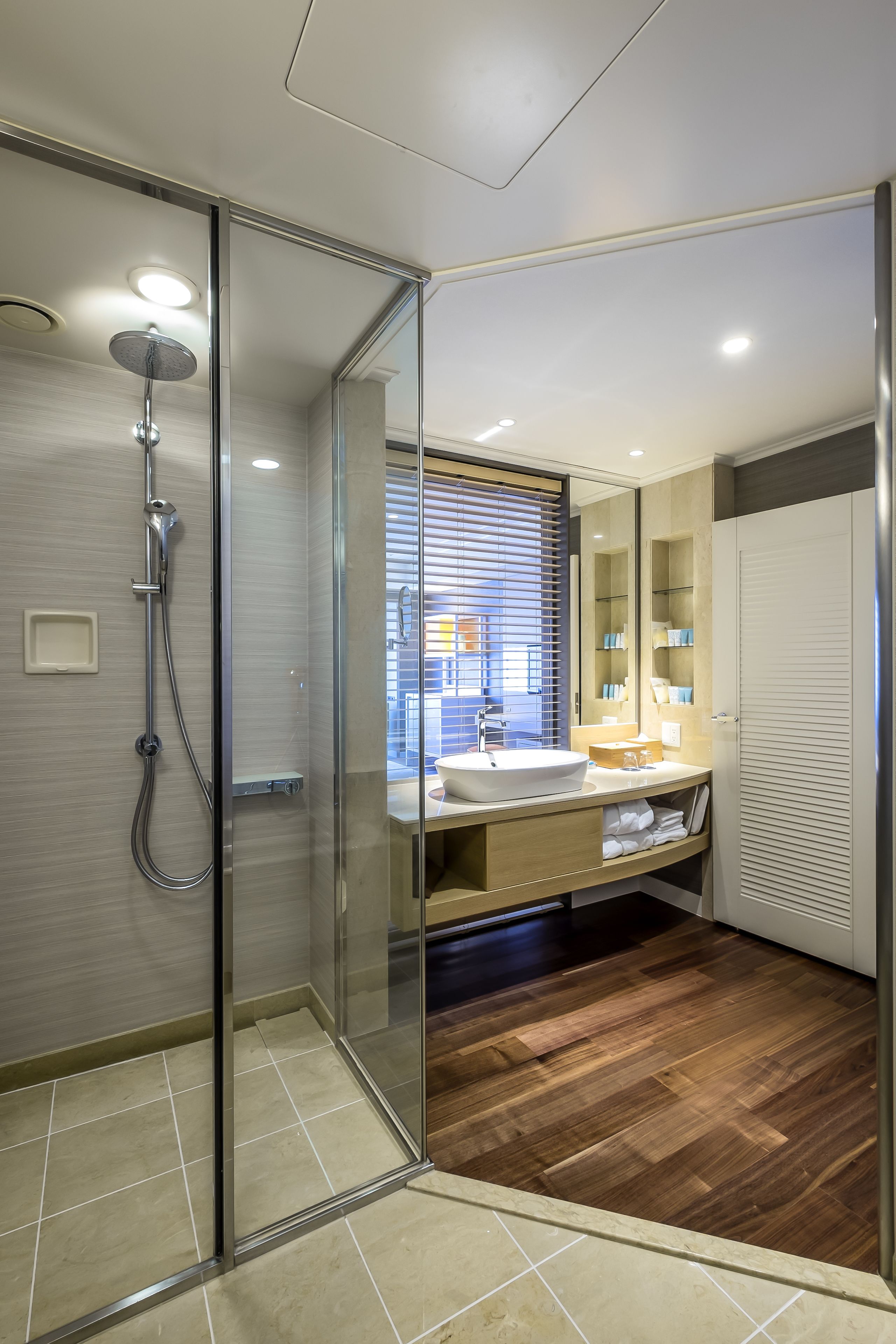 Une salle de bain moderne avec une douche à parois de verre, un meuble-lavabo et un grand miroir.