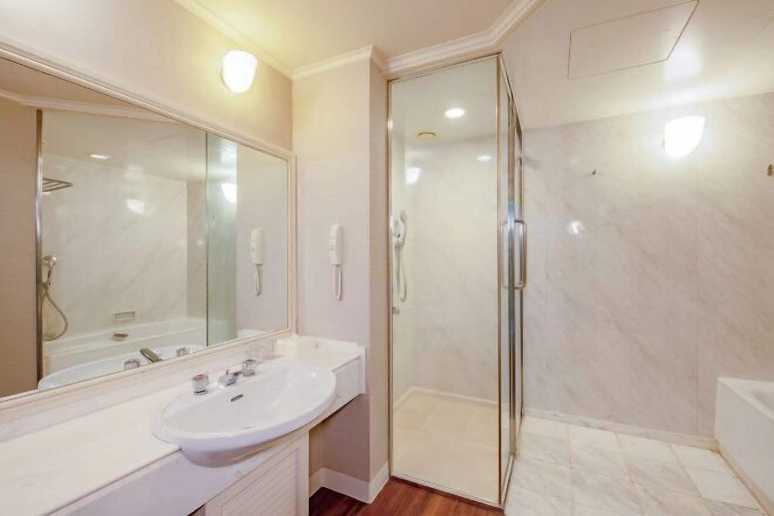 Baño | Tina con regadera, amenidades de baño gratuitas, secadora de cabello 