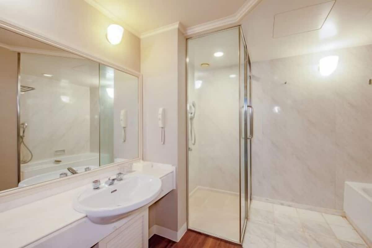 Baño | Tina con regadera, amenidades de baño gratuitas, secadora de cabello