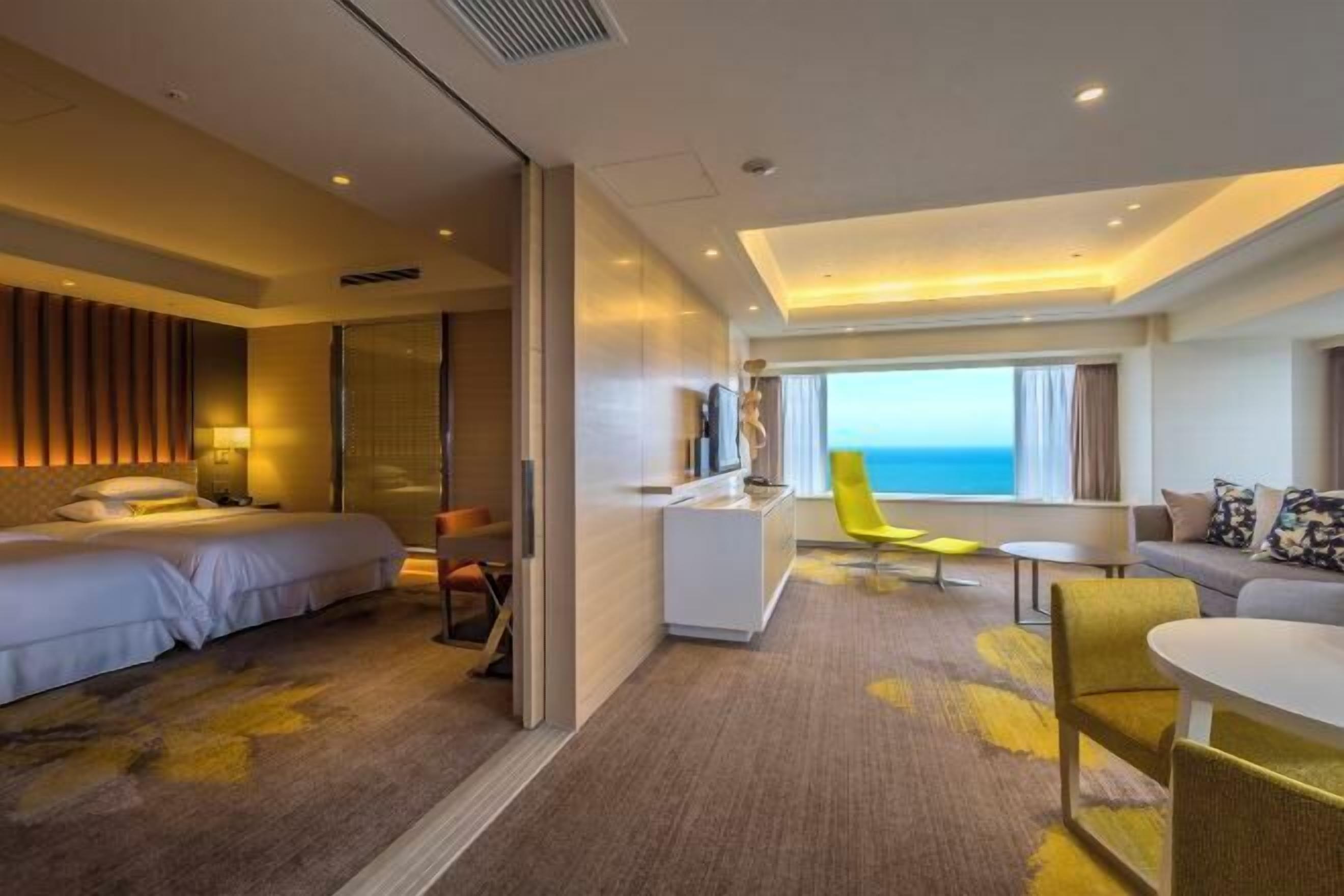 Caja de seguridad en la habitación y tabla de planchar con plancha 