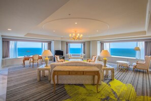 Familiesuite, flere senger, ikke-røyk, havutsikt (King's) | Safe på rommet, strykejern/-brett, wi-fi (inkludert) og sengetøy