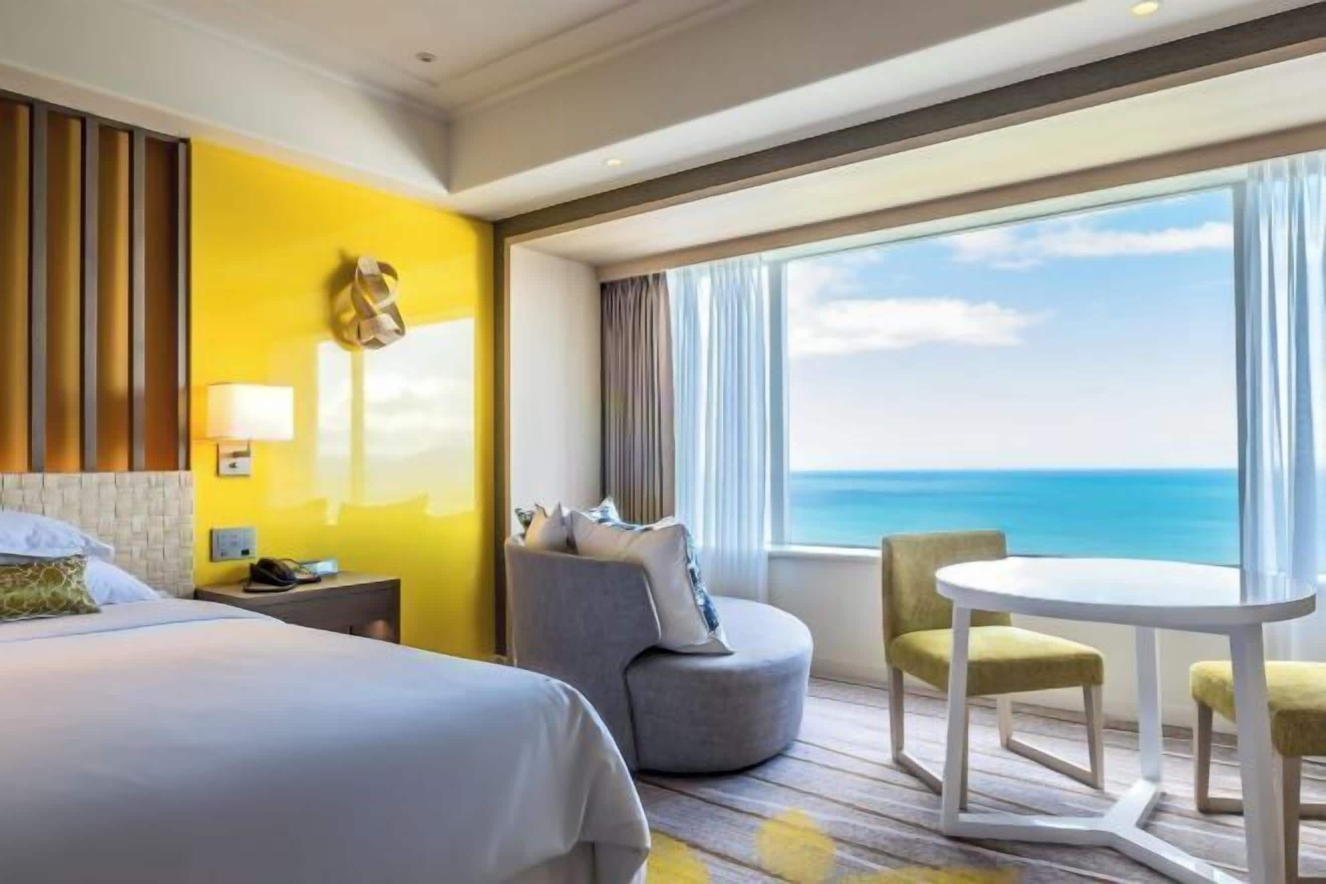 Caja de seguridad en la habitación y tabla de planchar con plancha 