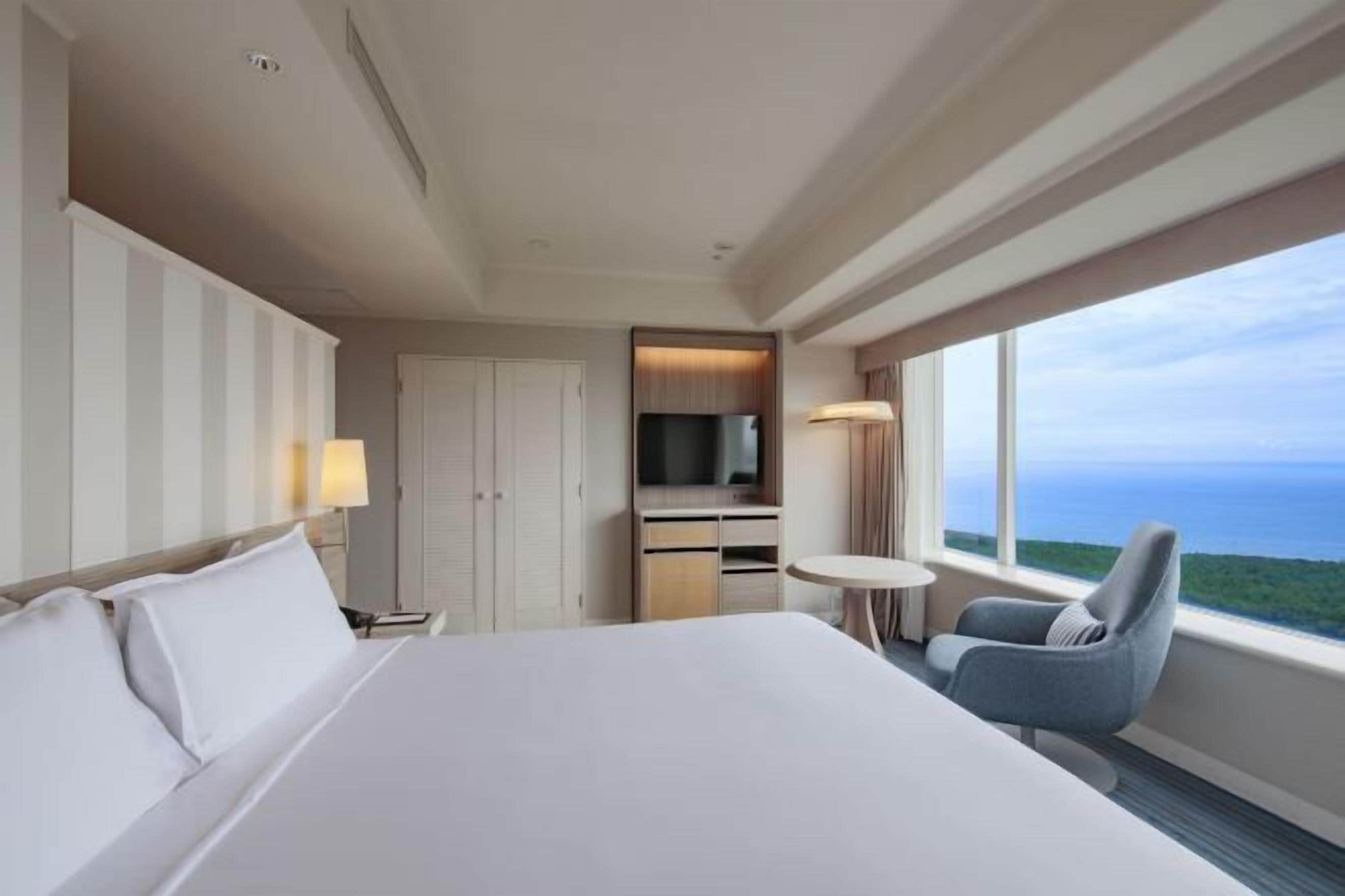 Caja de seguridad en la habitación y tabla de planchar con plancha 