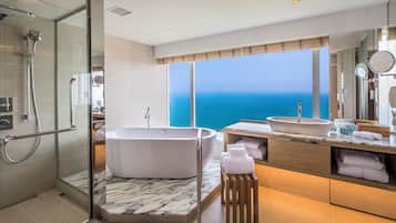 Panorama-suite - ikke-ryger (Club Floor,Grand view bath) | Badeværelse | Kombination af bruser/badekar, gratis toiletartikler, hårtørrer