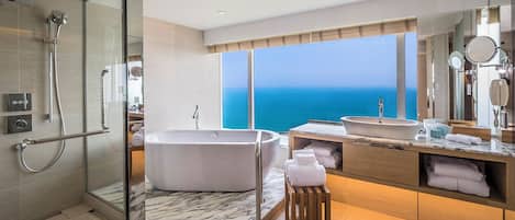 Panoramic-Suite, Nichtraucher (Club Floor,Grand view bath) | Badezimmer | Duschwanne, kostenlose Toilettenartikel, Haartrockner, Hausschuhe