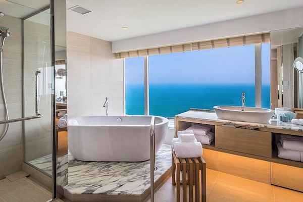 Panoramic Suite, Non Smoking (Club Floor,Grand view bath) | Bathroom | Combined shower/bathtub, free toiletries, hair dryer, slippers