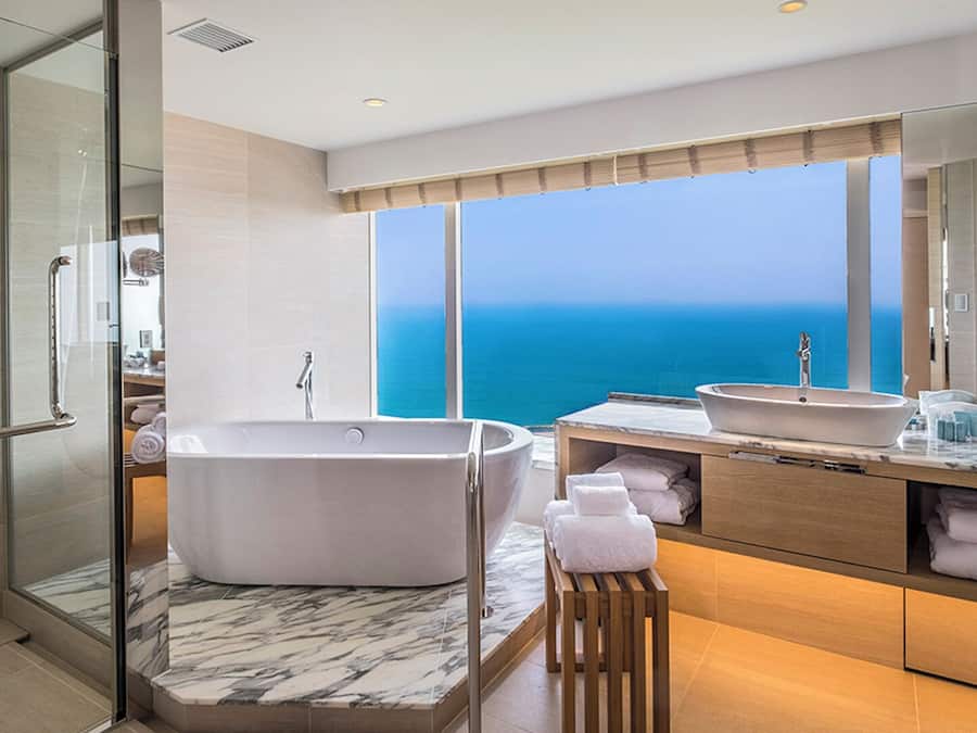 Panoramic Suite, Non Smoking (Club Floor,Grand view bath) | Bathroom | Combined shower/tub, free toiletries, hair dryer, slippers