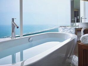 Panoramic-Suite, Nichtraucher (Club Floor,Grand view bath) | Badezimmer | Duschwanne, kostenlose Toilettenartikel, Haartrockner, Hausschuhe