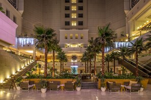 2 Bars/Lounges