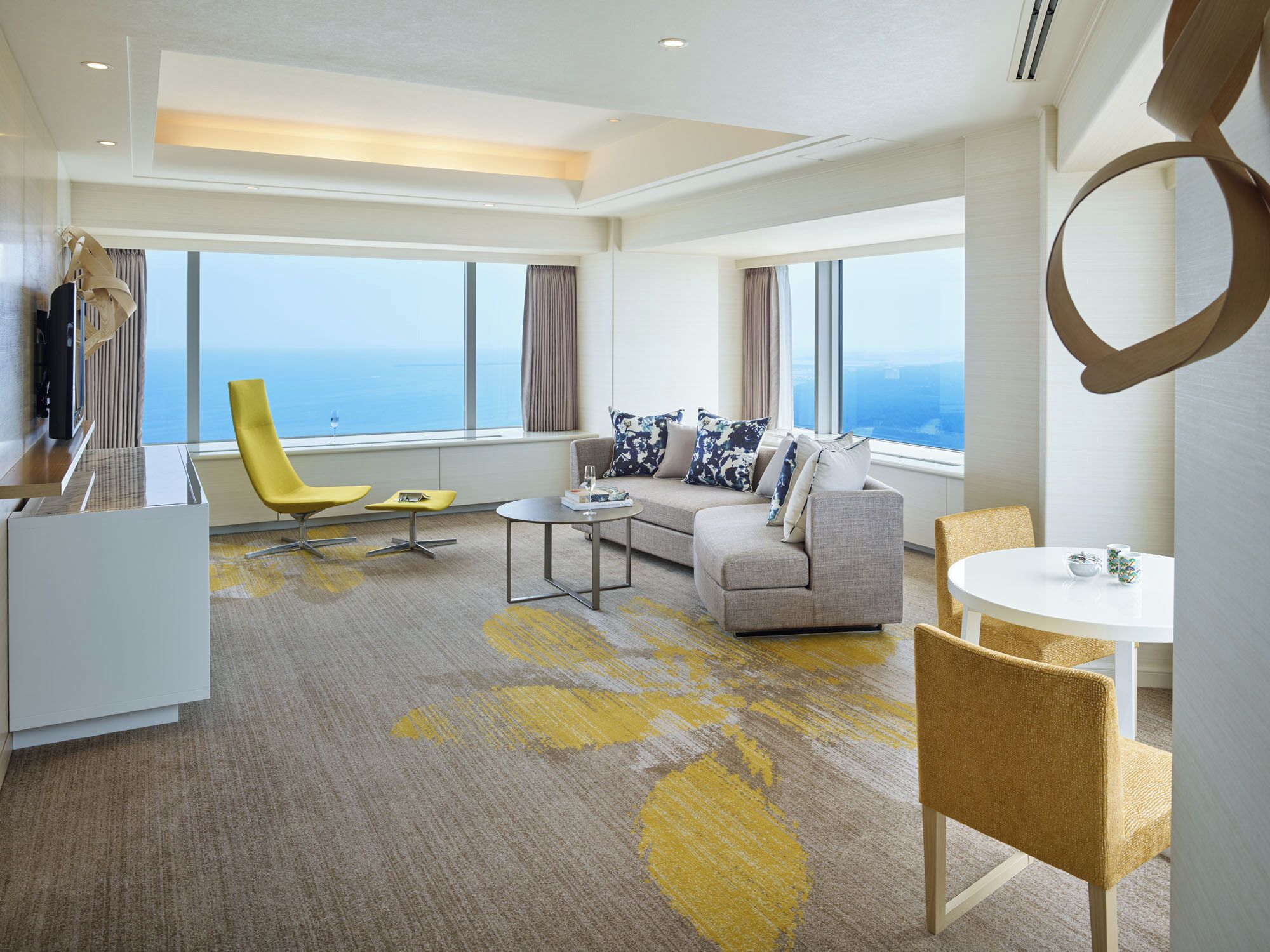 panoramic suite, non smoking (club floor,grand view bath) | 1 bedroom, in-room safe, iron/ironing board, free cots/infant beds