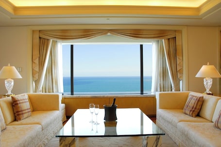 Royal Suite, Non Smoking (Club Floor) | In-room safe, iron/ironing board, free WiFi, bed sheets. Phoenix Seagaia Ocean Tower