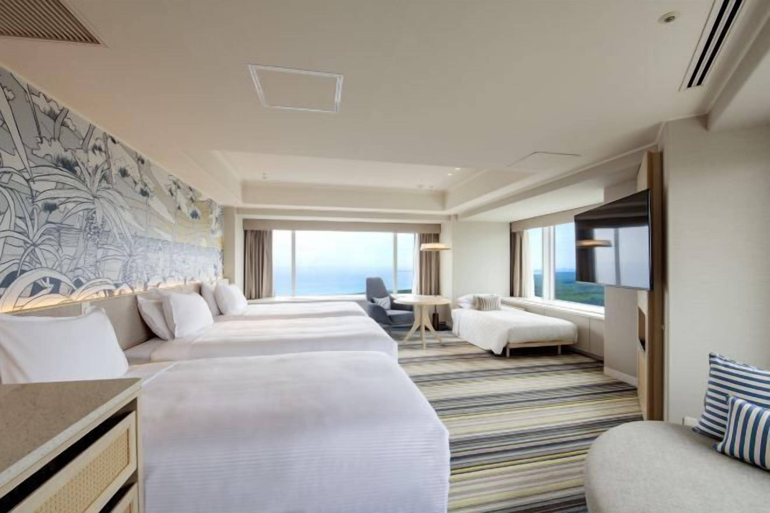 Caja de seguridad en la habitación y tabla de planchar con plancha 