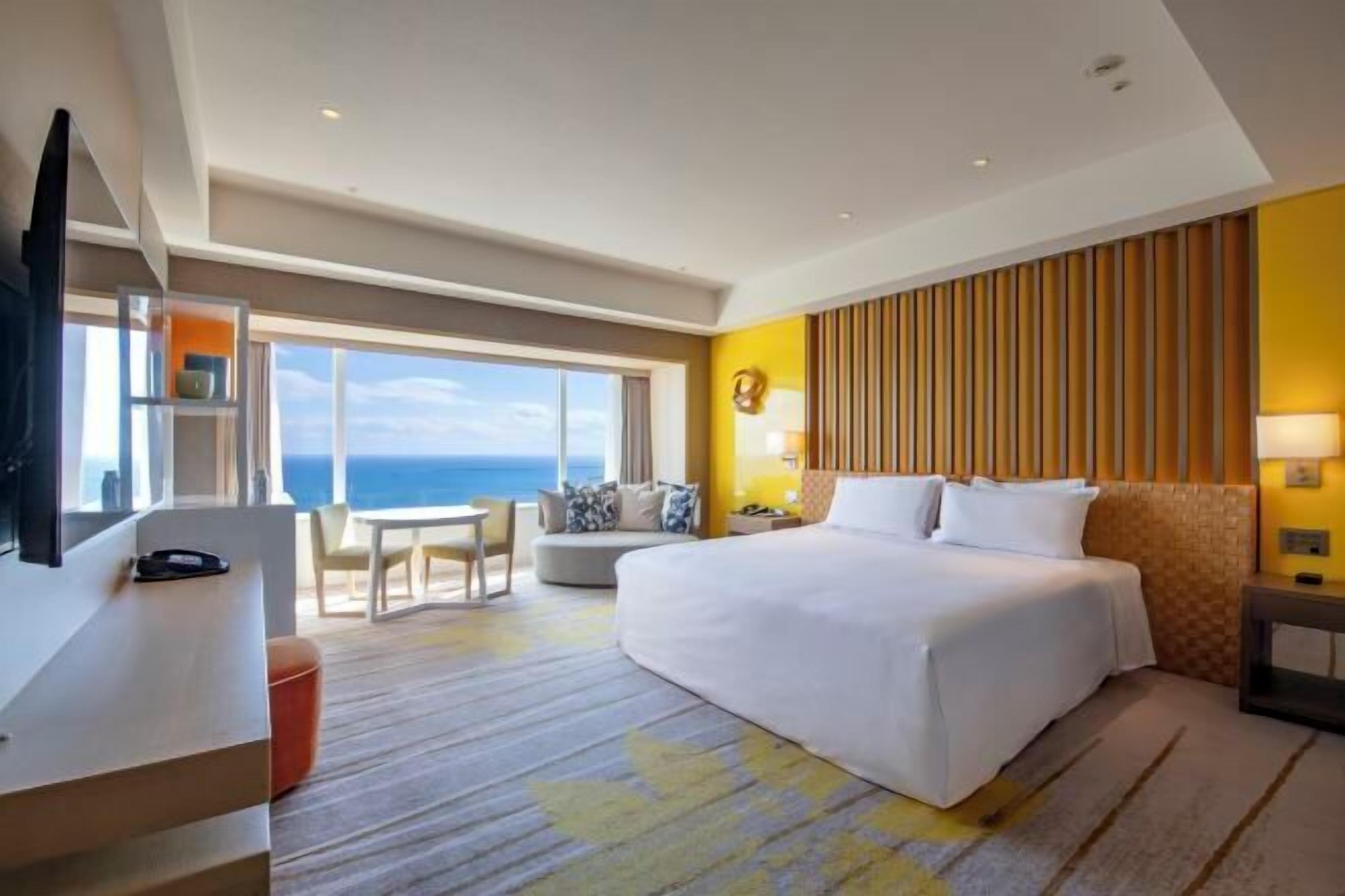 Caja de seguridad en la habitación y tabla de planchar con plancha 