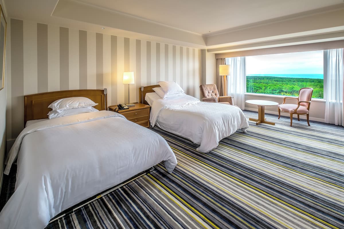 Chambre Standard avec lits jumeaux, plusieurs lits, accessible aux personnes à mobilité réduite | 1 chambre, coffres-forts dans les chambres, fer et planche à repasser