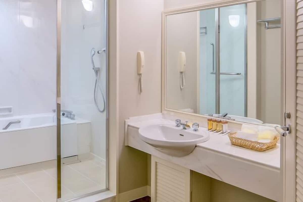 Baño | Tina con regadera, amenidades de baño gratuitas, secadora de cabello