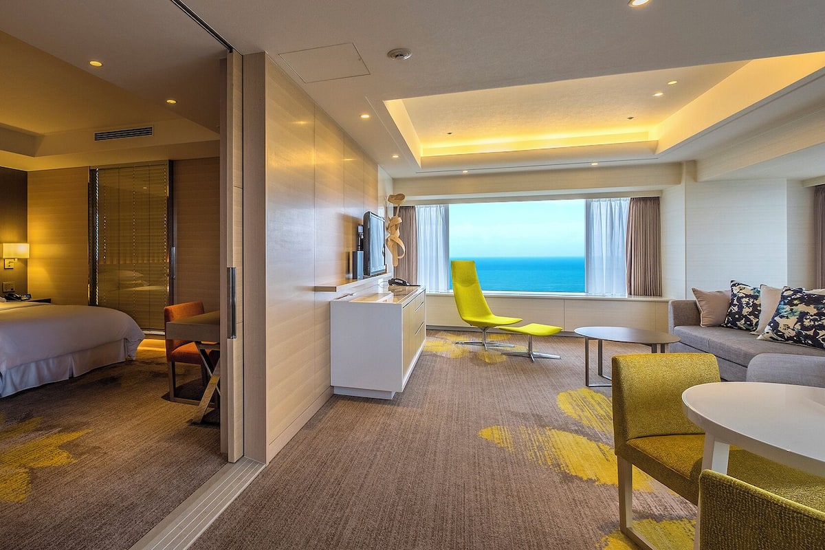 Panoramic Suite, Non Smoking (Club Floor,Grand view bath) | In-room safe, iron/ironing board (on request), free WiFi, bed sheets