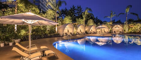 Indoor pool, seasonal outdoor pool