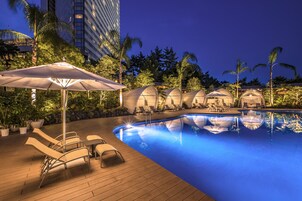 Una piscina techada, una piscina al aire libre de temporada