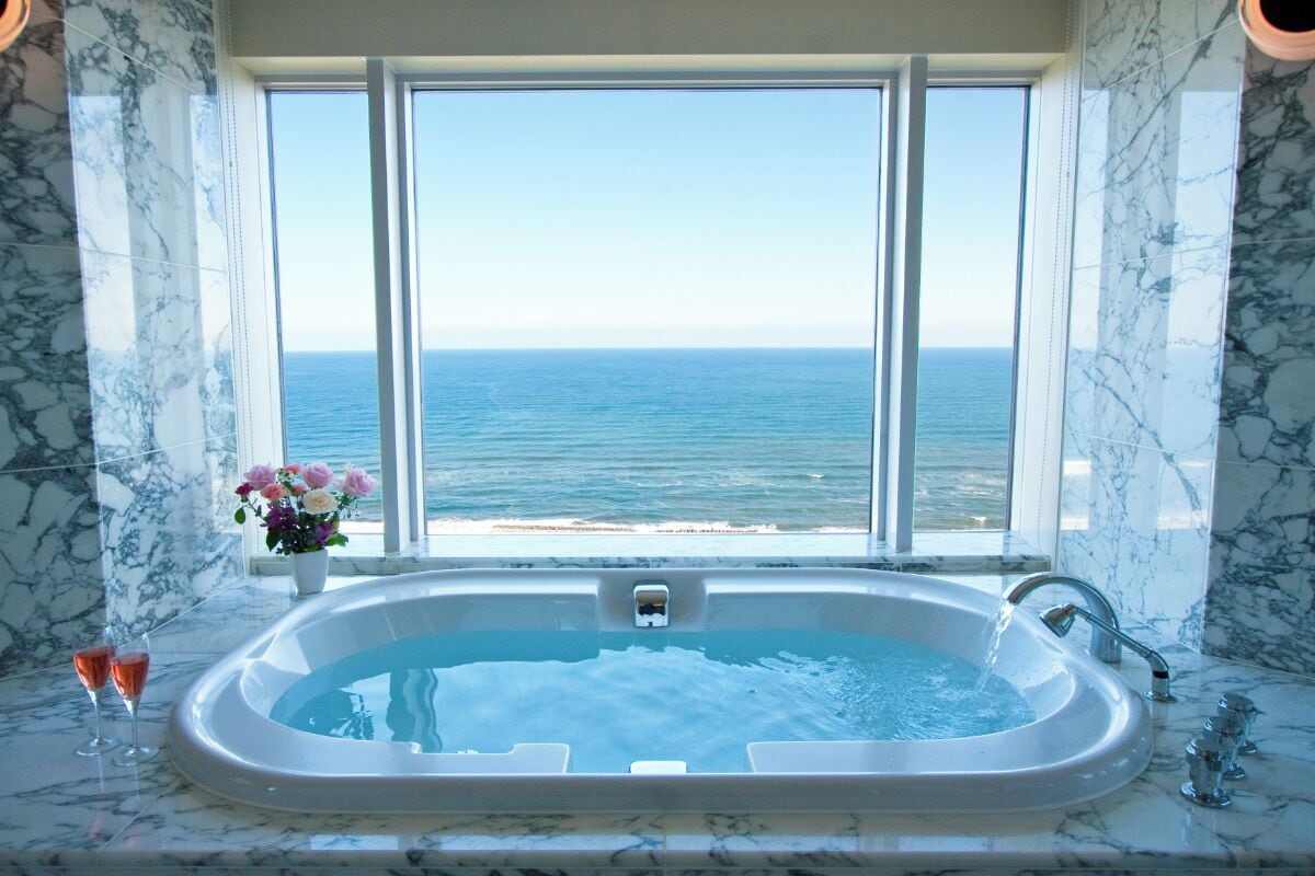 royal suite, non smoking (club floor) | bathroom | combined shower/bathtub, free toiletries, hair dryer, slippers