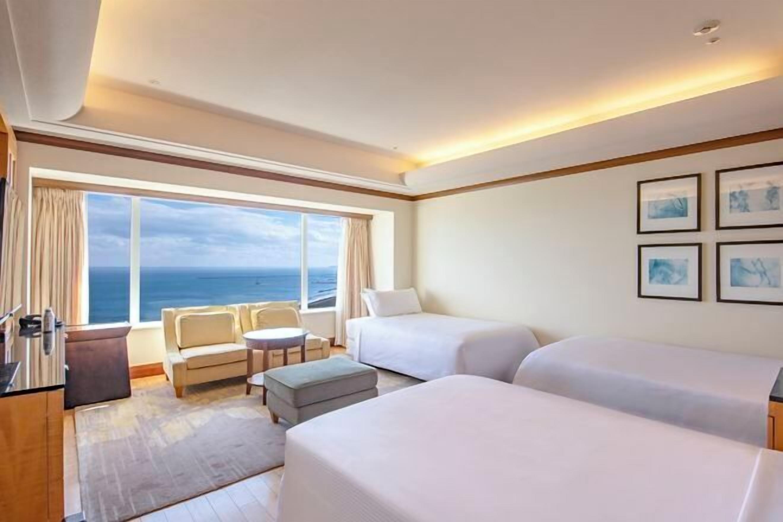 Caja de seguridad en la habitación y tabla de planchar con plancha 