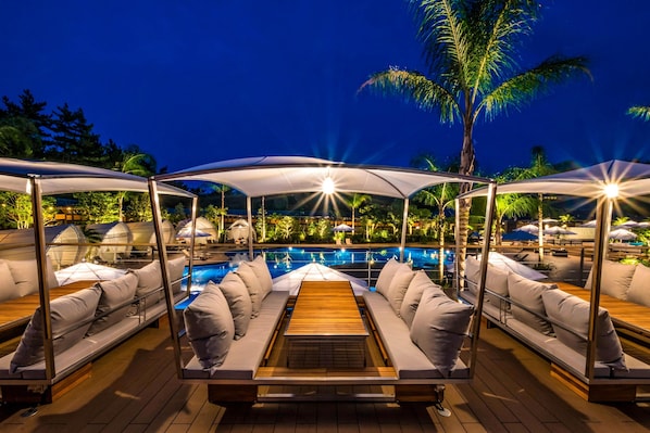 Indoor pool, seasonal outdoor pool