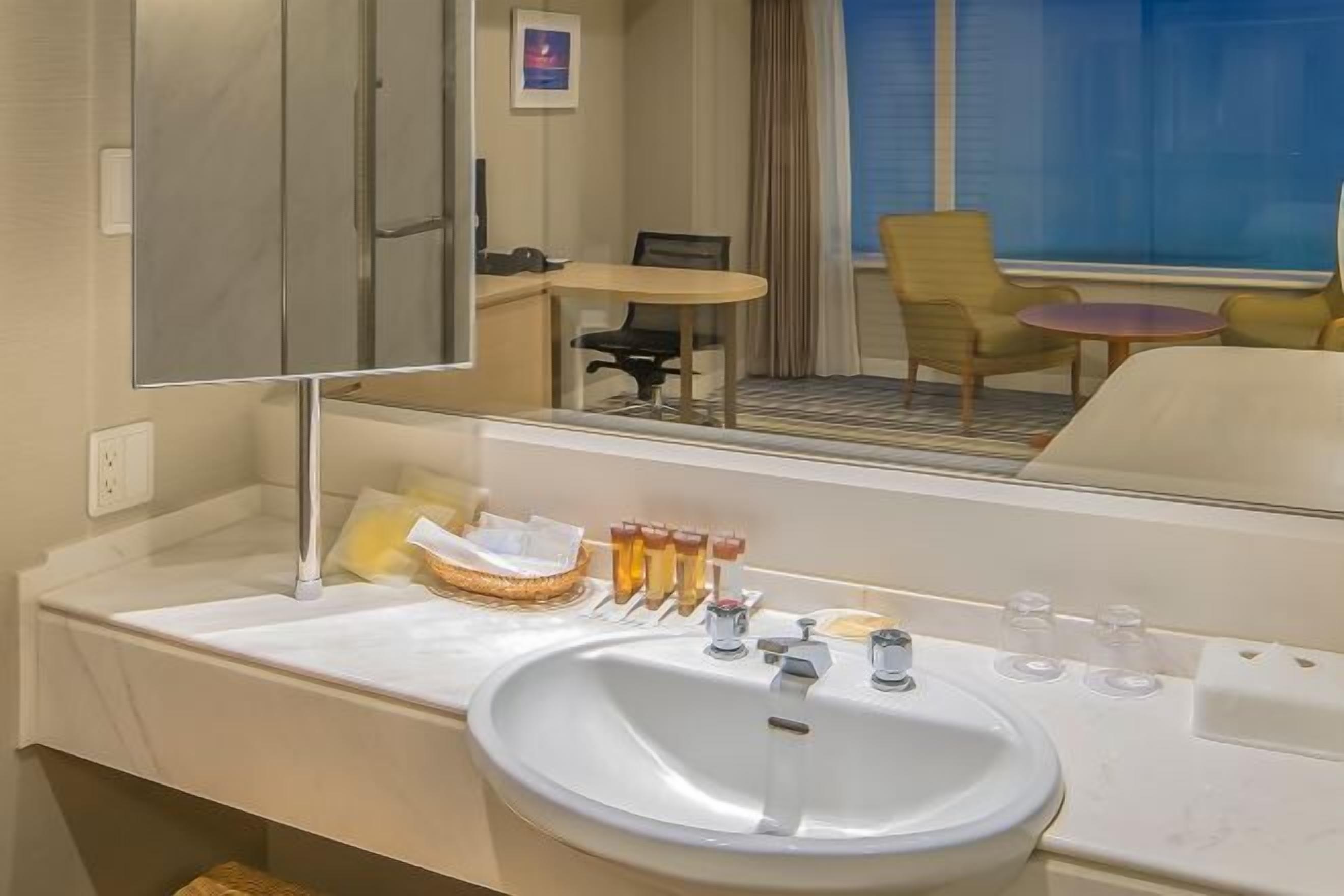 Baño | Tina con regadera, amenidades de baño gratuitas, secadora de cabello 