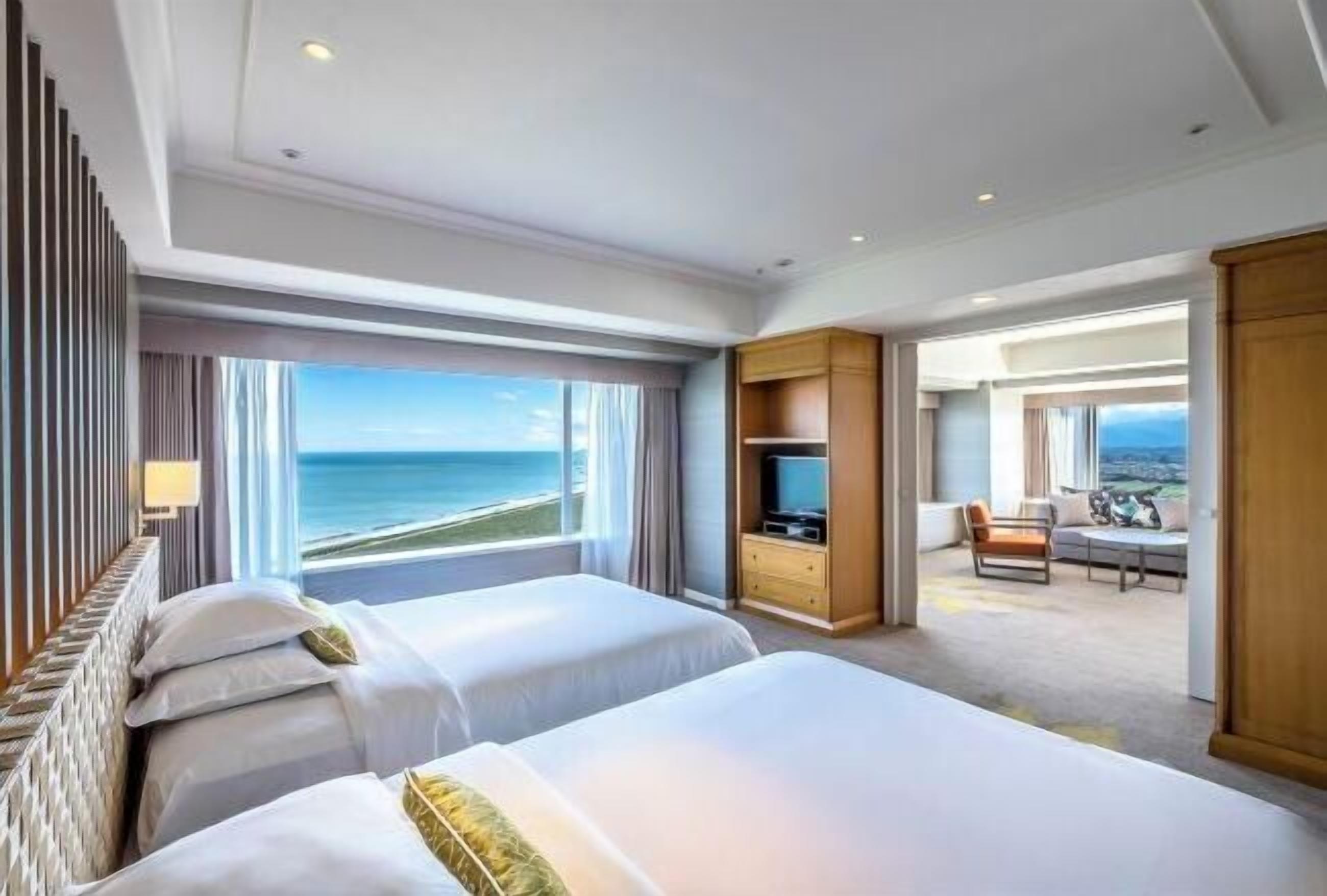 Caja de seguridad en la habitación y tabla de planchar con plancha 