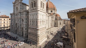 Un edificio grande e histórico con detalles arquitectónicos intrincados y una cúpula.