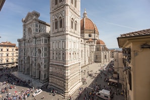 A large, historic building with intricate architectural details and a dome. - Hotel De Lanzi (Florence)