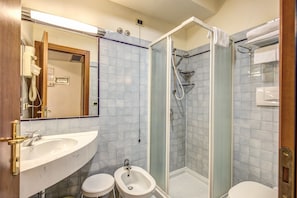 A bathroom with a sink, bidet, and shower. - Hotel De Lanzi (Florence)