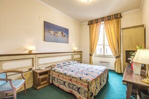 Habitación estándar con 1 cama doble o 2 individuales | Caja fuerte, escritorio, cortinas opacas y wifi gratis