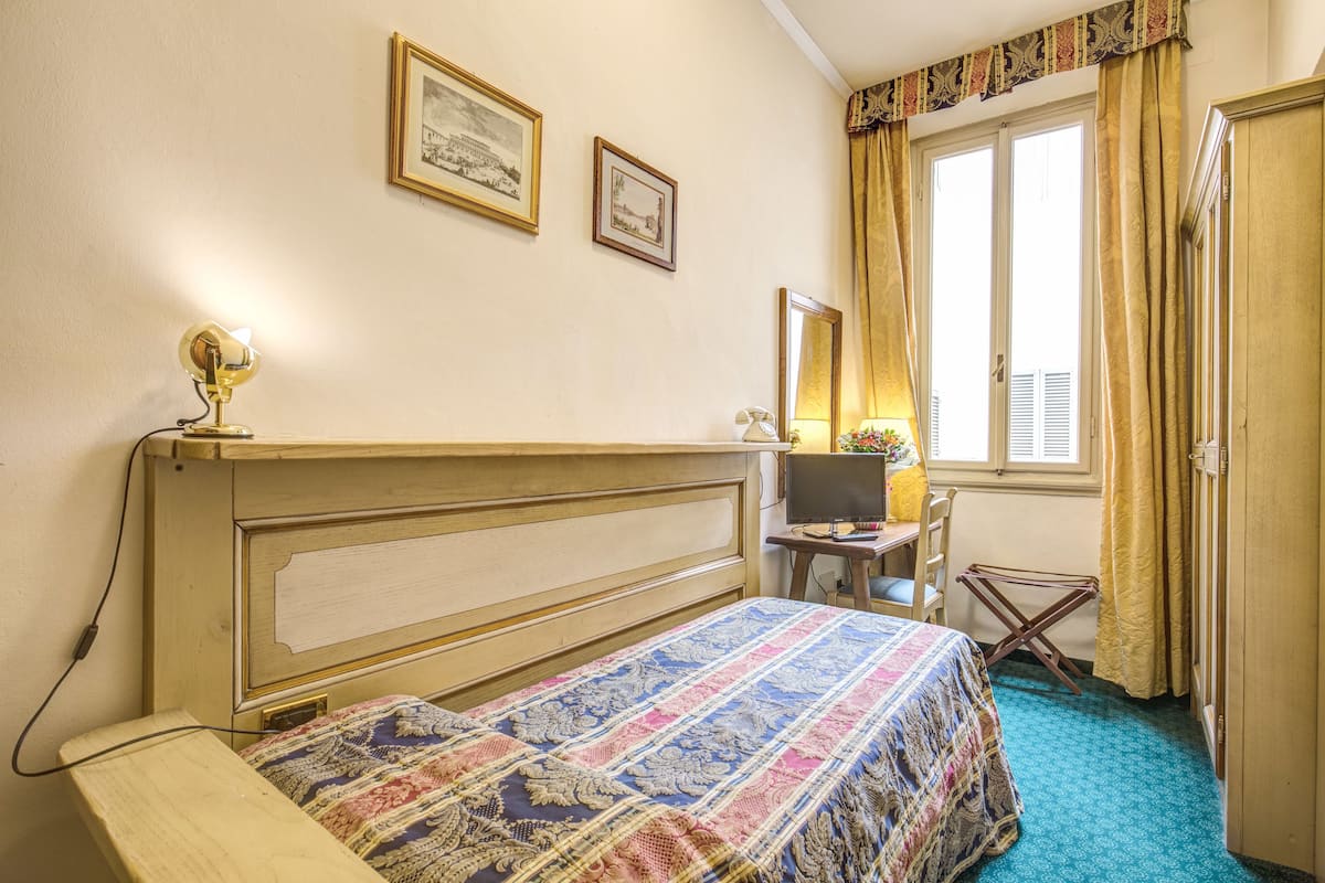 Single Room | In-room safe, desk, blackout drapes, WiFi (free)