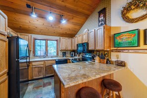 Townhouse Keluarga | Dapur pribadi | Lemari es dan microwave