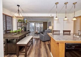 Apartamento Deluxe | Zona de estar | Televisión LCD de 32 pulgadas con canales por cable, una televisión