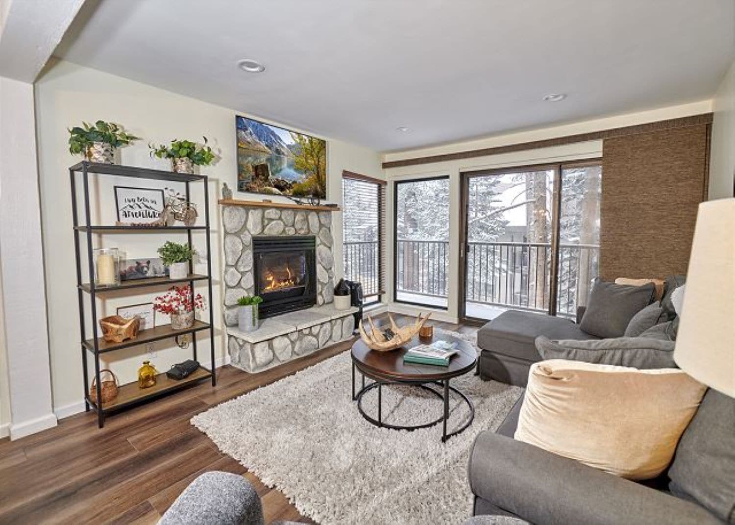 Kondo Deluks | Area keluarga | Televisi LCD 32-inci dengan saluran TV kabel dan TV