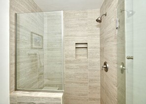 Deluxe-Apartment | Badezimmer | Duschwanne, kostenlose Toilettenartikel, Haartrockner, Handtücher