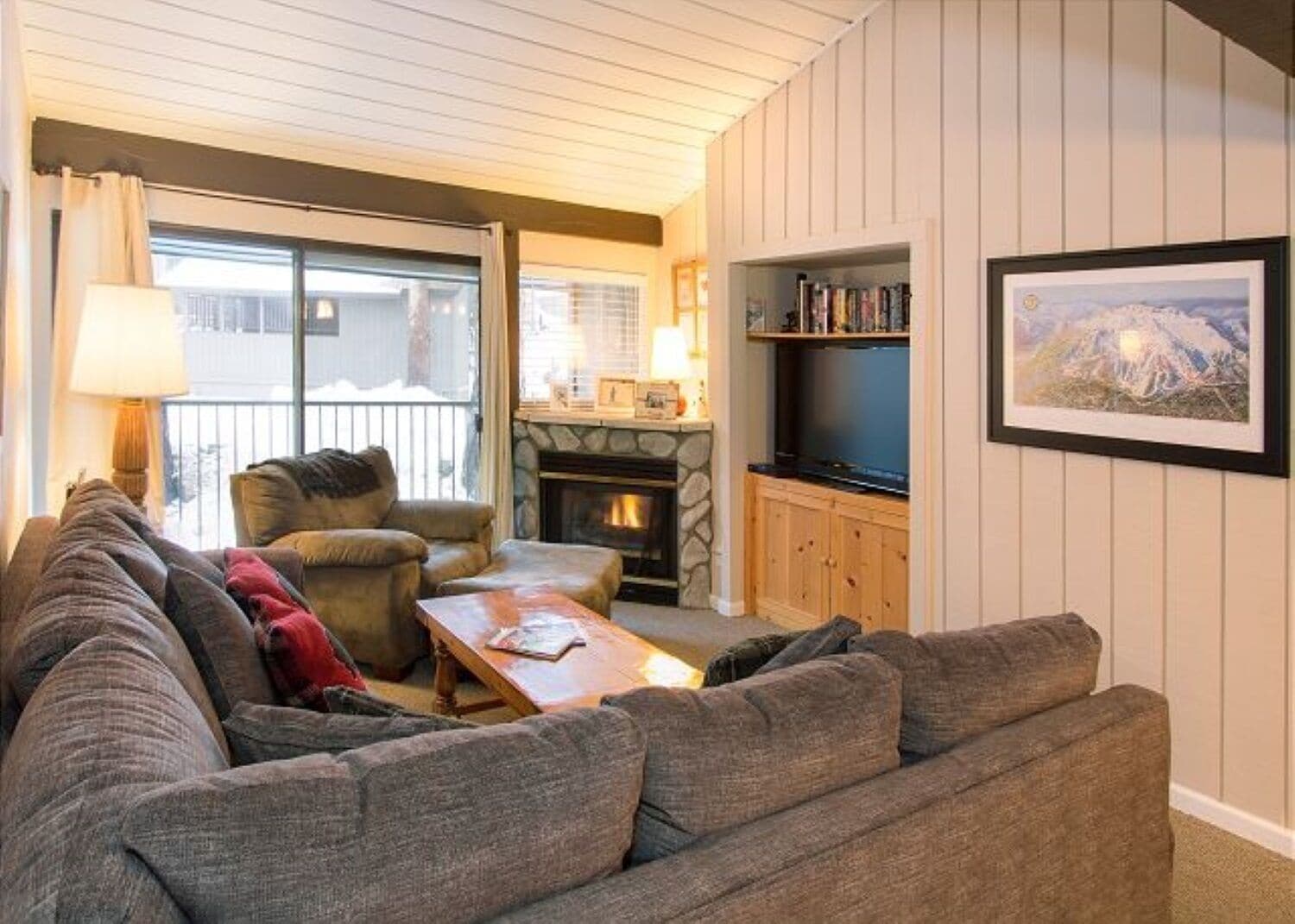 Kondo Deluks | Area keluarga | Televisi LCD 32-inci dengan saluran TV kabel dan TV