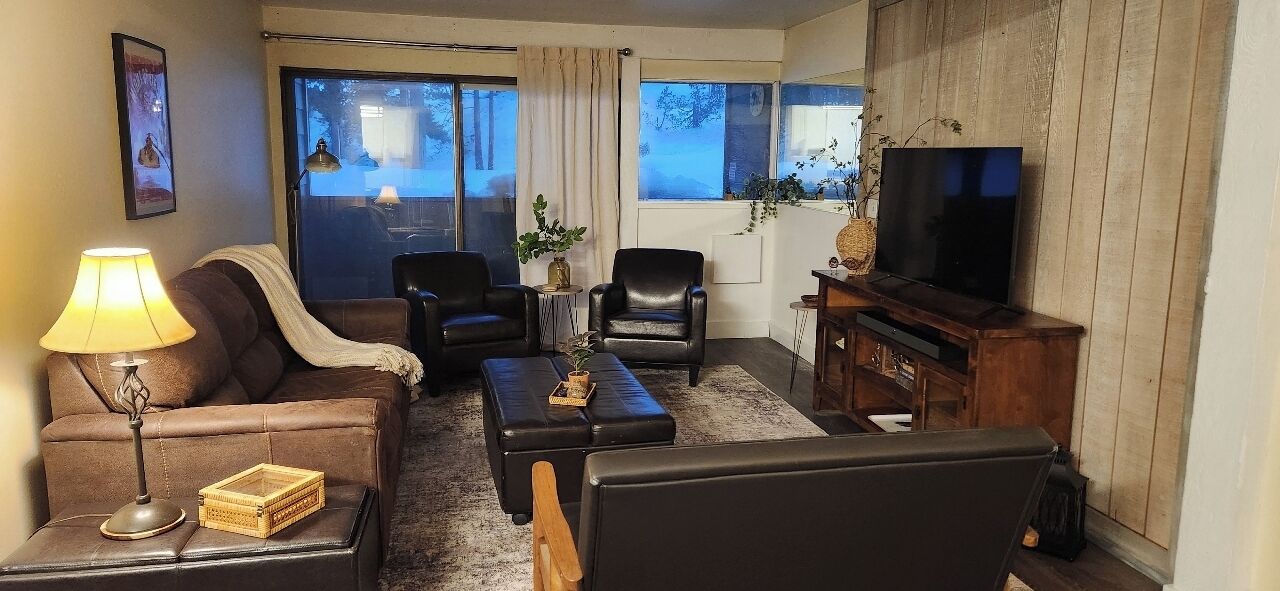 Condo Deluxe | Aire de séjour | Téléviseur ACL de 32 po avec télévision par câble, téléviseur