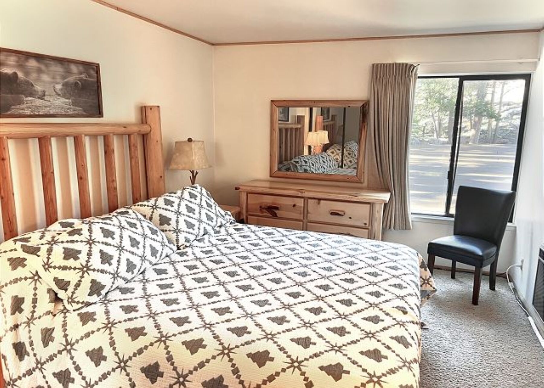 Condo Deluxe | Système d’insonorisation, accès au Wi-Fi (inclus), literie fournie