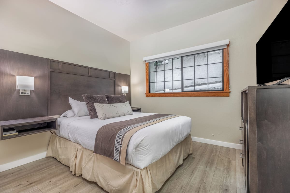 Deluxe Room, 1 Queen Bed