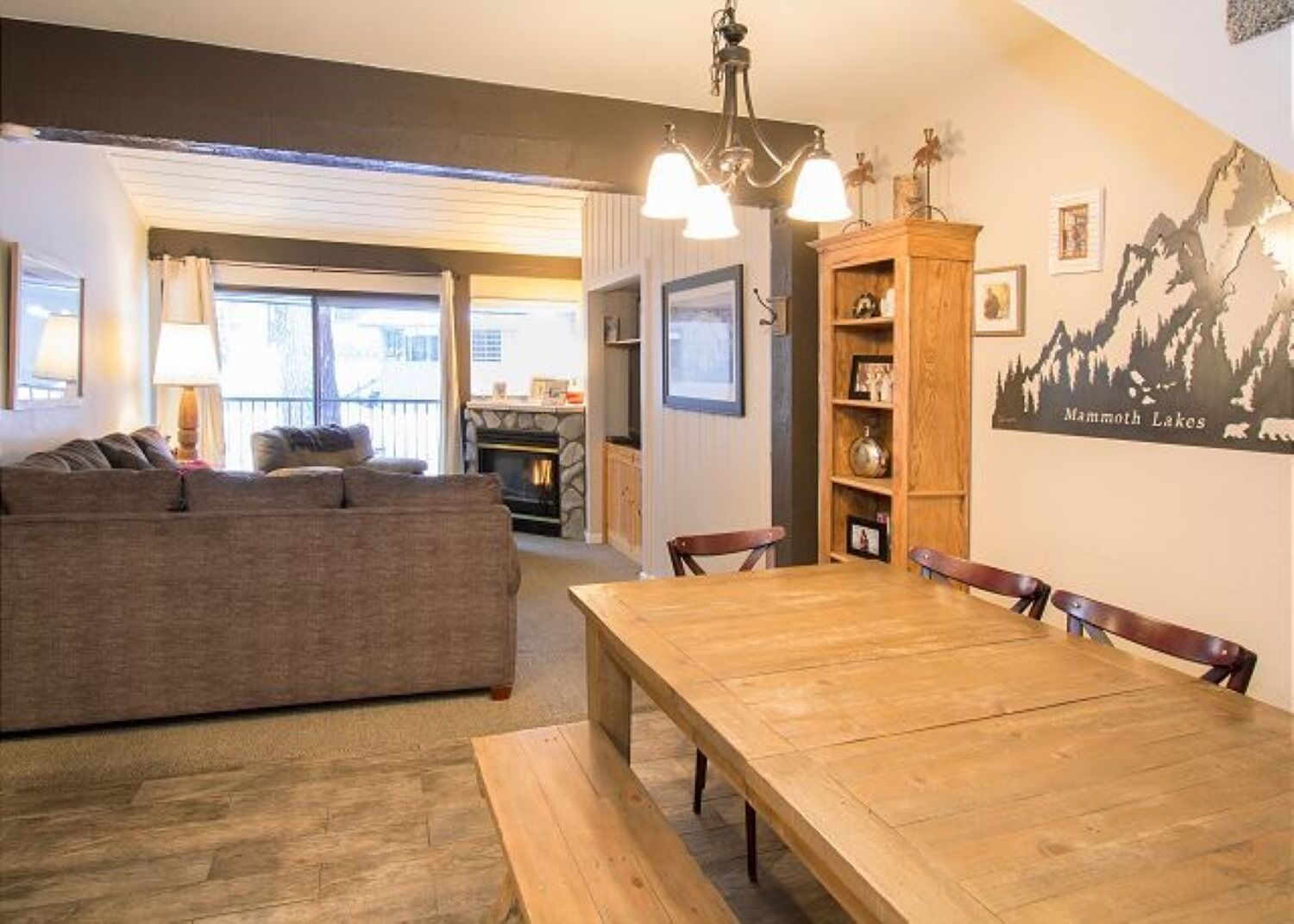 Ein gemütliches Wohnzimmer mit Kamin, Esstisch und Sofa.