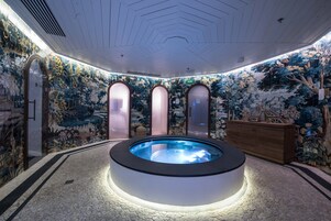 Un sauna, una bañera de hidromasaje, baño turco/hammam