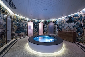 Sauna, hot tub, Turkish bath/hammam, body treatments, facials, massages